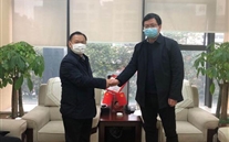 守望相助，，，共克时艰——大渡口区红十字会为亚洲胜游集团送来捐赠证书