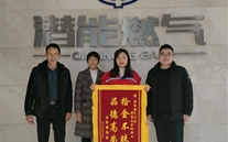 拾金不昧 品行高尚的亚洲胜游人